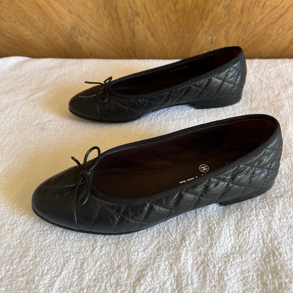 SOLD Already Authentic CHANEL BALLET FLATS
Aged Calfskin
Black
Size 7.5 US - Picture 4 of 15